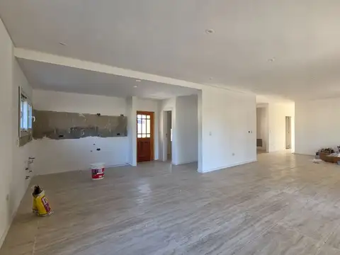Casa 4 ambientes con 2 baños