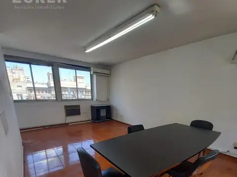 Oficina amplia y luminosa de 5 ambientes en alquiler en Congreso