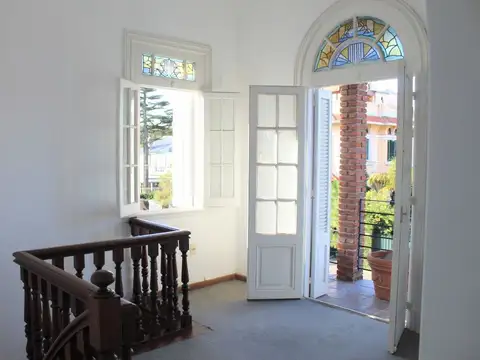 Casa en Alquiler con 2 cocheras