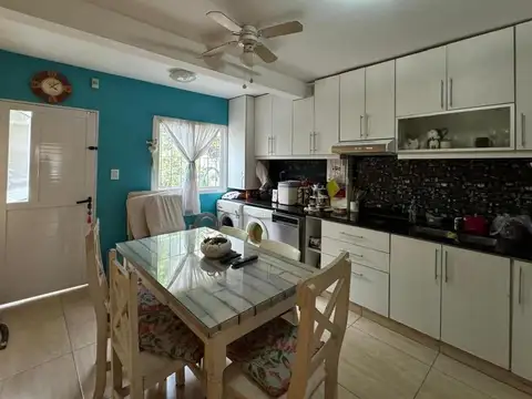 Venta muy lindo Triplex en Bella Vista