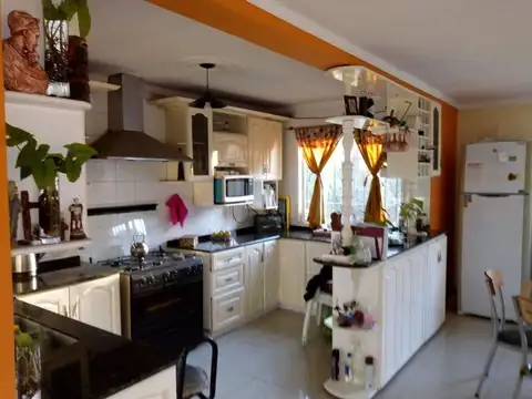 Casa en Venta con 3 cocheras