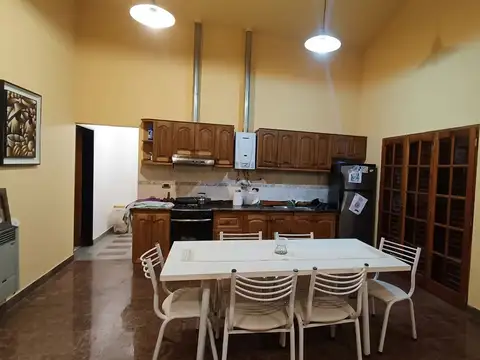 Casa en Venta con 3 cocheras