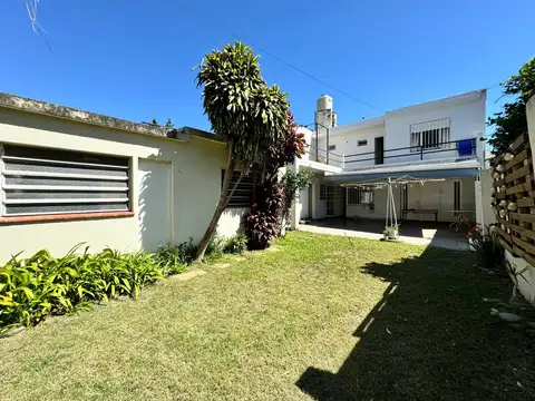 VENTA/PERMUTA - Casa de 3 Dormitorios, Galería, Jardín y Cochera - Las Malvinas, Rosario
