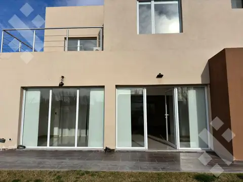 Casa en Alquiler de 3 dormitorios