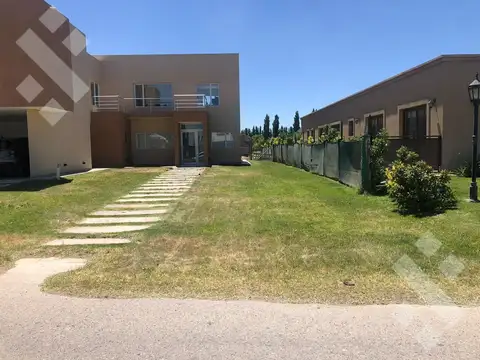 En Alquiler | Casa de Nivel Gerencial | 3 Dormitorios | Barrio Sauces del limay | Neuquén