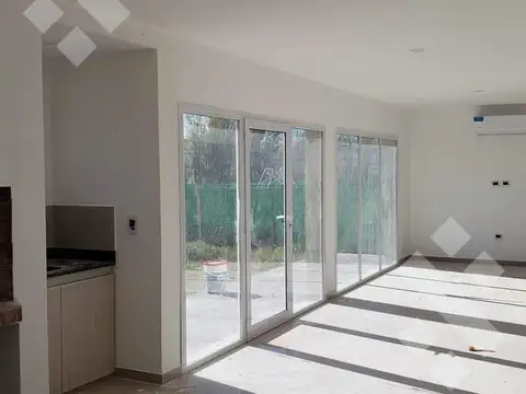 Casa en Alquiler con 2 cocheras