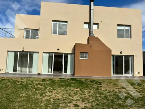 En Alquiler | Casa de Nivel Gerencial | 3 Dormitorios | Barrio Sauces del limay | Neuquén