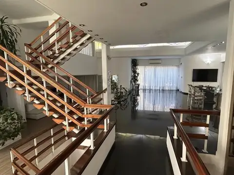 Casa en Venta con 5 cocheras