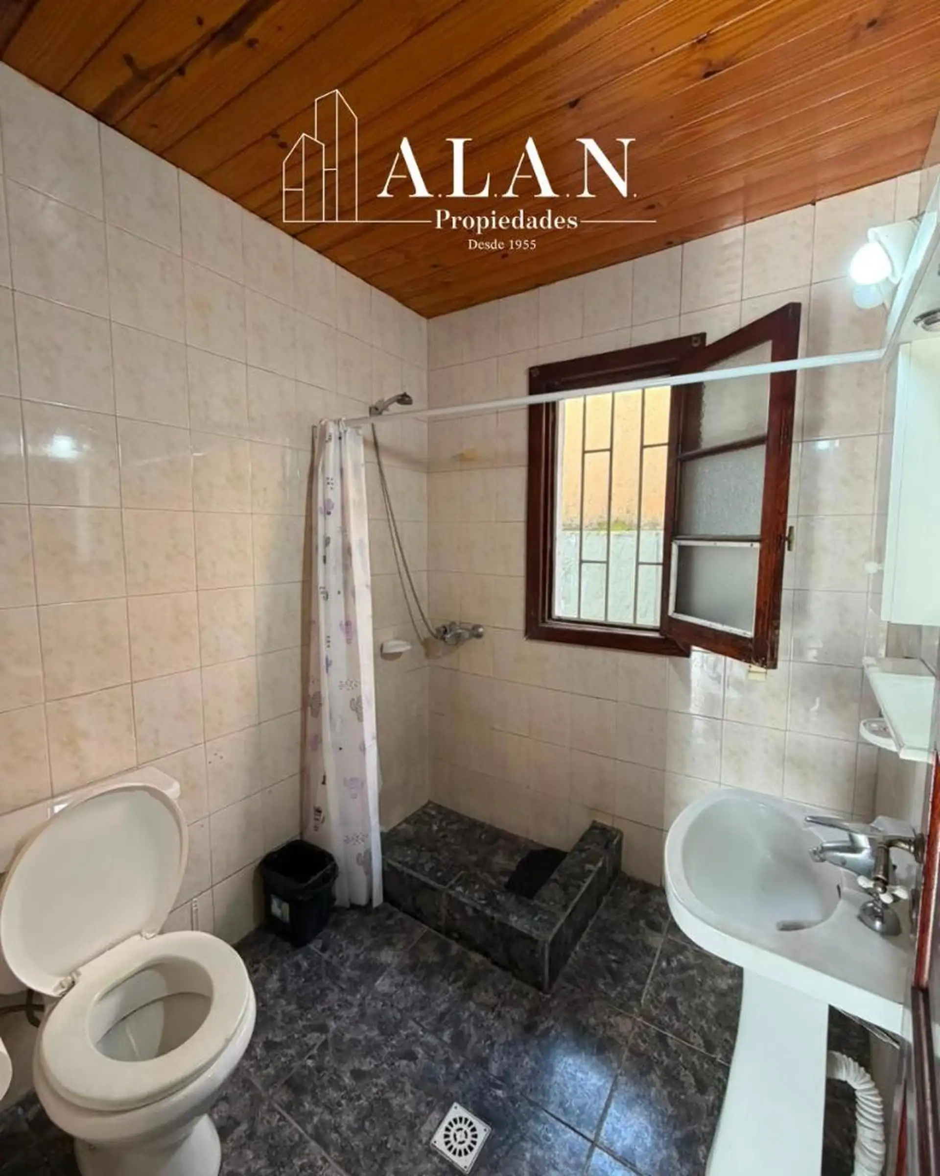 Chalet 4 ambientes con parque y garage