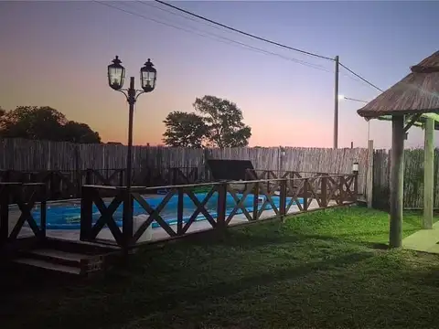 Casa con pileta y quincho en los muchachos