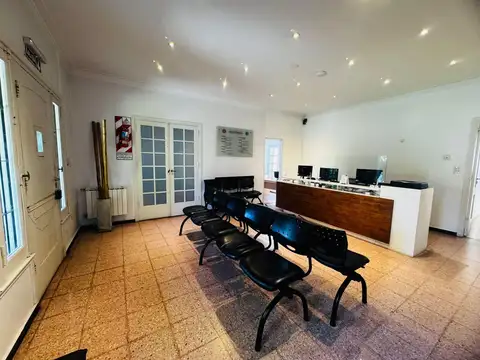 Casa en Alquiler con 3 cocheras