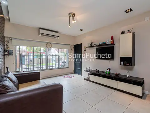 Venta casa 3 ambientes con amplio jardin y cochera en Haedo Norte.