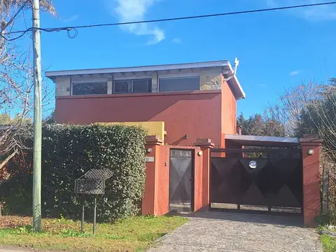 CASA 4 AMBIENTES EN VENTA BARRIO EL TREBOL PILETA