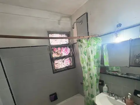 Departamento de 3 ambientes con balcón, muy luminoso.