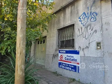 Casa en Florida de 4 ambientes, patio, terraza, baño y garage, sobre panamericana a reciclar.