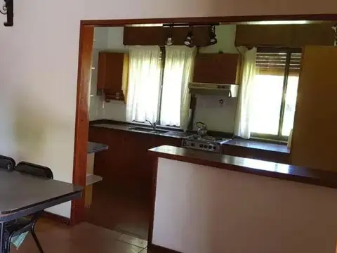 Casa 4 ambientes con 2 baños