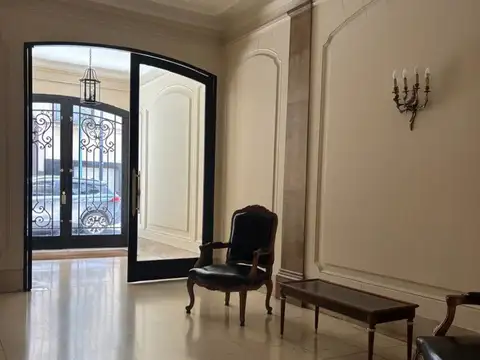 Edificio francés: Piso de 4 amb. c/ cochera