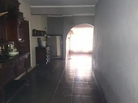 Casa 6 ambientes con 2 baños