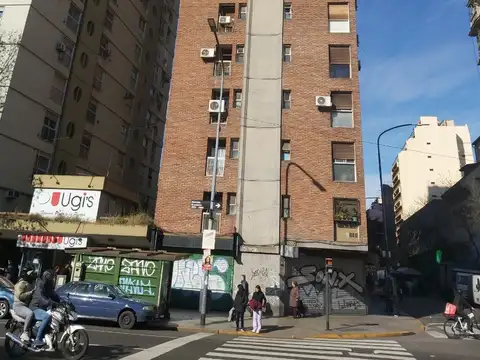 DPTO DE 2 AMBIENTES FTE PLAZA  TODO EXTERNO MUY LUMINOSO Y SOLEADO COCINA Y BÑO COMPLETO.