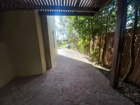 Casa en Alquiler con 2 cocheras