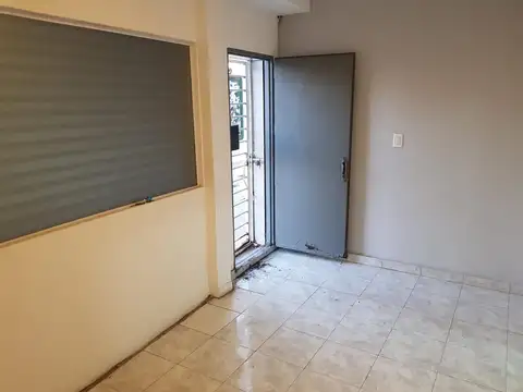 Local comercial a metros del hospital Garrahan.