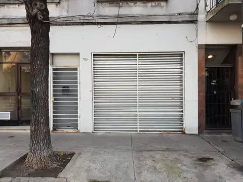 Local comercial a metros del hospital Garrahan.