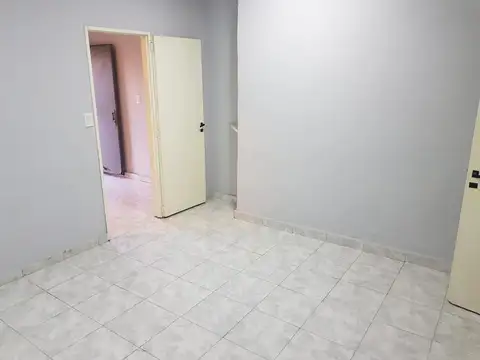 Local comercial a metros del hospital Garrahan.