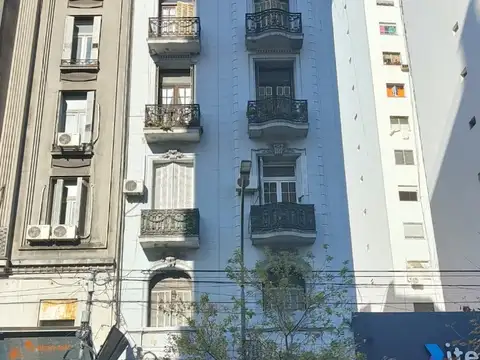 Departamento de 6 amb. al frente sobre Avda. Corrientes al 2100