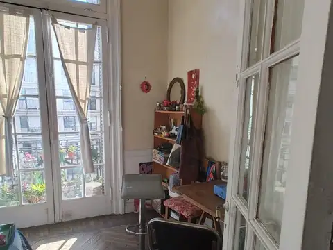 Departamento de 6 amb. al frente sobre Avda. Corrientes al 2100