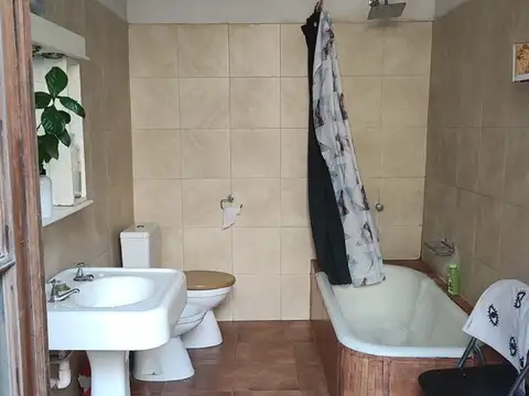 Departamento de 6 amb. al frente sobre Avda. Corrientes al 2100