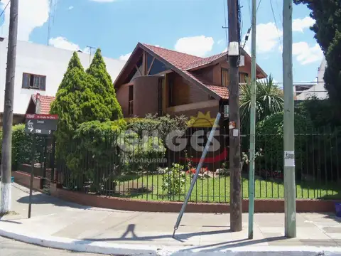 VENTA CHALET 2 PTAS. S/LOTE 500M²    DE CATEGORIA CON PARQUE Y QUINCHO