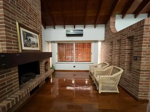 Chalet en dos plantas con desniveles.