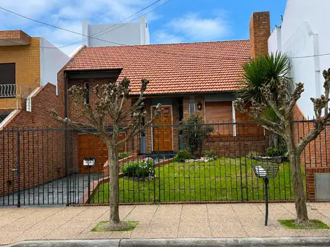 Chalet en dos plantas con desniveles.