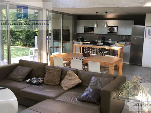 Casa en Alquiler con 2 cocheras