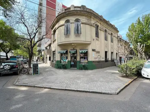Casona comercial en esquina con local gastronómico y oficina en PA