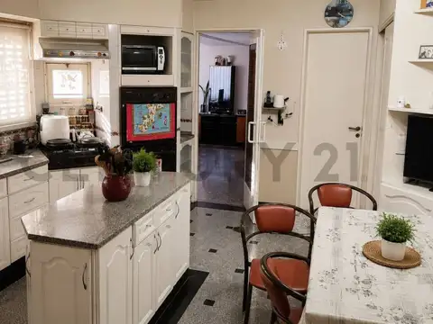 Casa en Venta con 3 cocheras