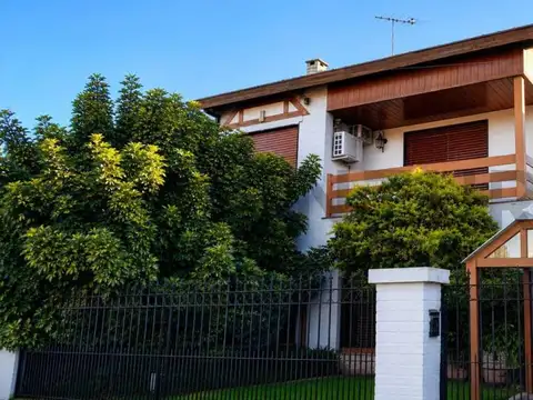 Venta de Casa en Hurlingham de 6 ambientes con pileta, quincho,lavadero,estacion