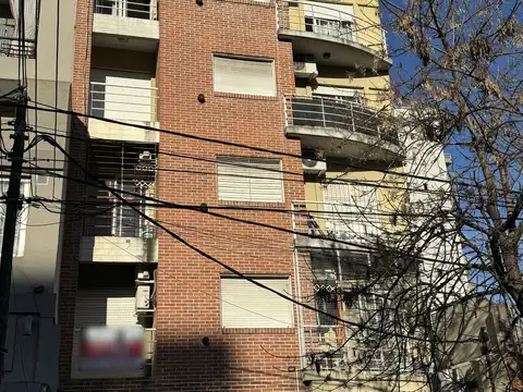 Departamento Al Frente con Balcon y Cochera en Caseros Centro