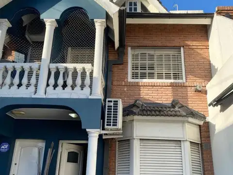 TRIPLEX 4 AMBIENTES CON TERRAZA Y COCHERA ESCUCHA OFERTA