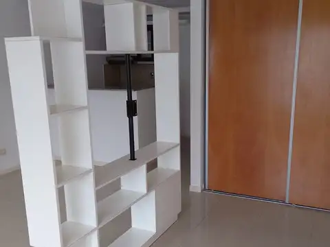 Flores Boyaca 300 , 1 1/2 ambientes dividido, contrafrente, balcón con piso deck, aire acondicionado , cocina integrada con Spar, piso porcelanato,terraza con Solarium y ducha. Impecable estado,
