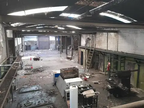 Alquiler de Tres Galpones 1.800 m² en Parque Patricios