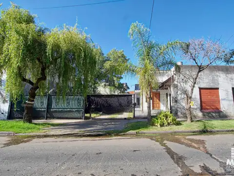 Casa 3 ambientes con dos departamento y opción de compra lote lindero  - San Fernando
