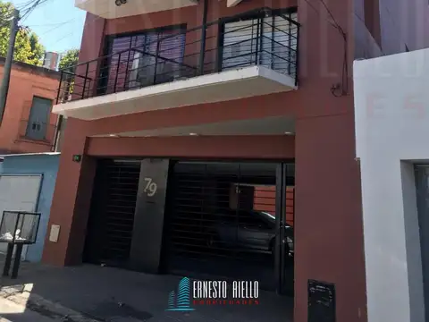VENTA DEPARTAMENTO 2 AMBIENTES CON COCHERA CUBIERTA Y BALCON. BERNAL ESTE.
