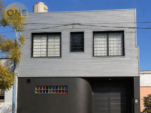 Casa en venta + gran salón - La Plata