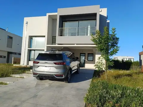 Casa en venta - 3 Dormitorios 3 Baños - 770mts2 - Hudson