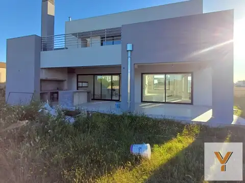 Casa en venta - 3 Dormitorios 3 Baños - 770mts2 - Hudson