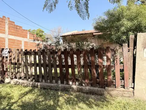 Casa con Depto Salta entre Paysandú y Rocamora