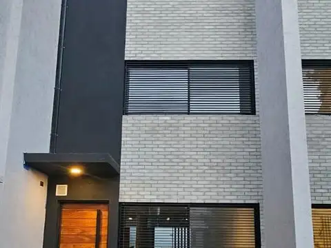 TRIPLEX PREMIUM A ESTRENAR 5 AMBIENTES - COCHERA - JARDIN