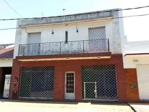Casa Dos Plantas Con  un Local