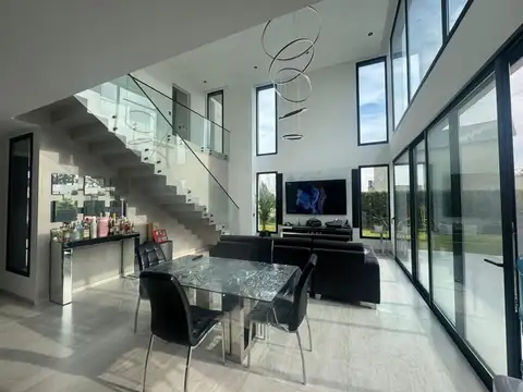 Casa en Alquiler de 4 dormitorios